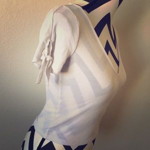 Knotted Sleeve V-neck Crop